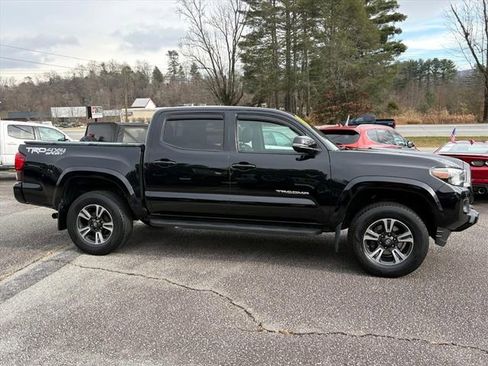 Used 2018 Toyota Tacoma SR image 3