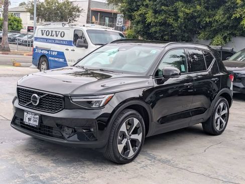 Used 2025 Volvo XC40 B5 Plus AWD/4WD image 7