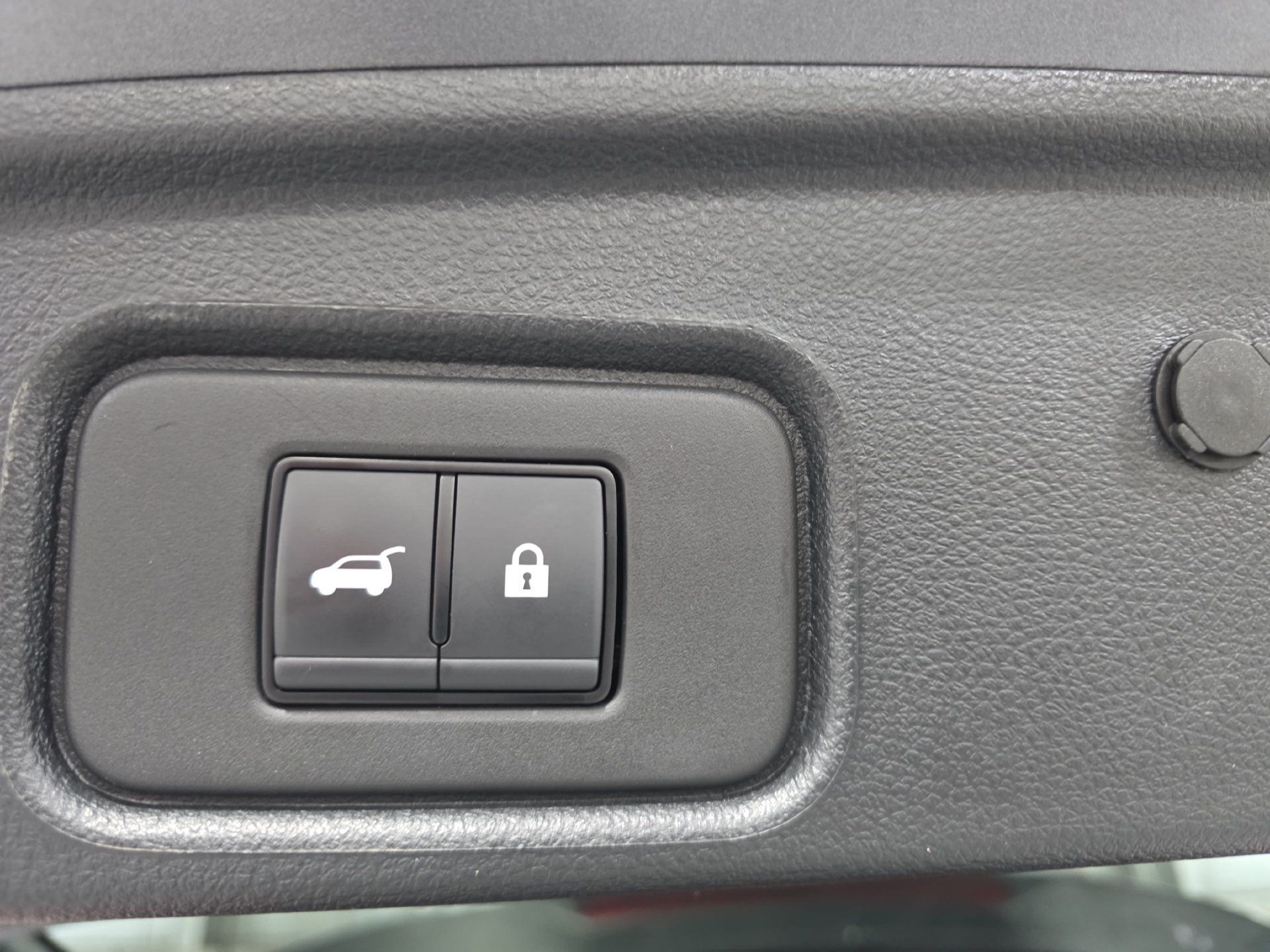 Used 2025 Nissan Pathfinder SV FWD image 13
