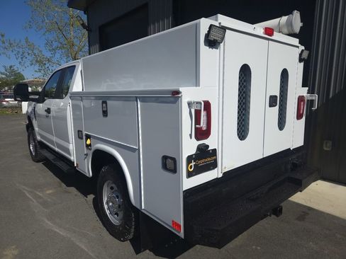 Used 2018 Ford F250 XL w/ Snow Plow/Camper Package AWD/4WD image 3