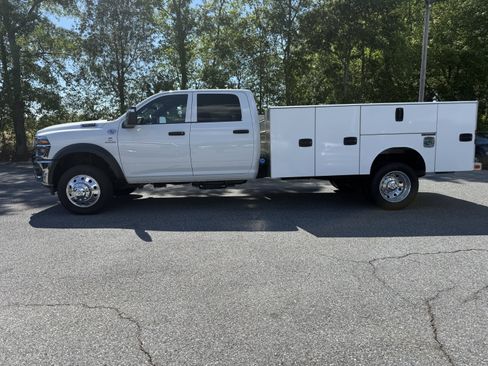 New 2026 RAM 5500 Tradesman w/ Chrome Appearance Group AWD/4WD image 4