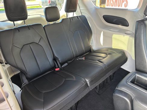 Used 2019 Chrysler Pacifica Touring-L image 9