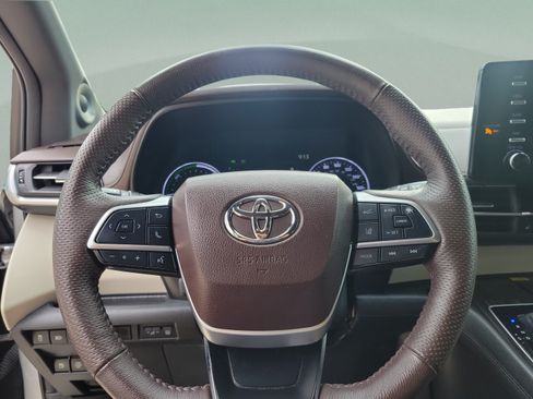 Used 2023 Toyota Sienna Platinum FWD image 12