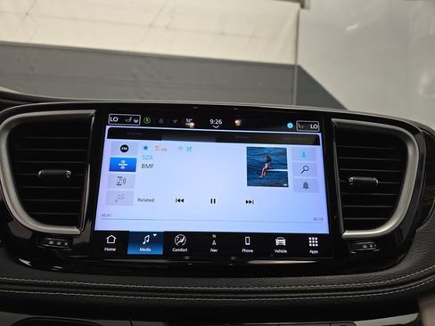 Used 2024 Chrysler Pacifica Limited image 30