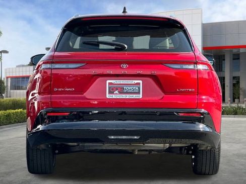 Used 2025 Toyota Crown Signia Limited image 5