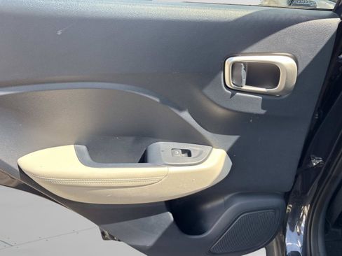 Used 2020 Hyundai Venue FWD image 15