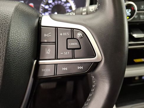 Used 2023 Toyota Highlander XLE AWD/4WD image 10
