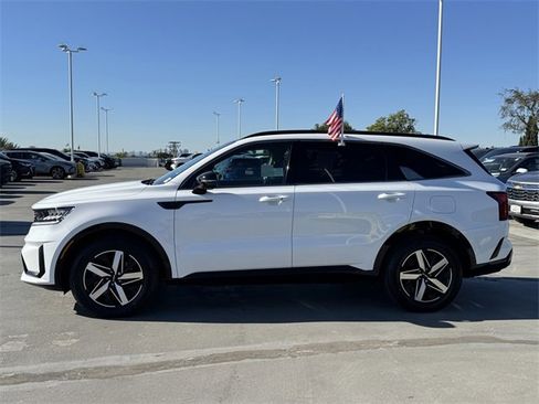 Used 2022 Kia Sorento S w/ Panoramic Sunroof Package image 2