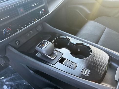 Used 2025 Nissan Rogue SV image 19