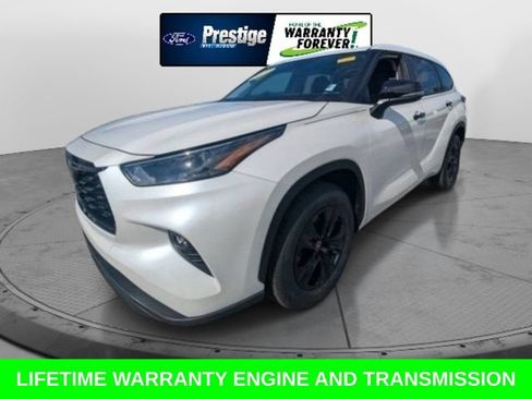 Used 2024 Toyota Highlander LE FWD image 9