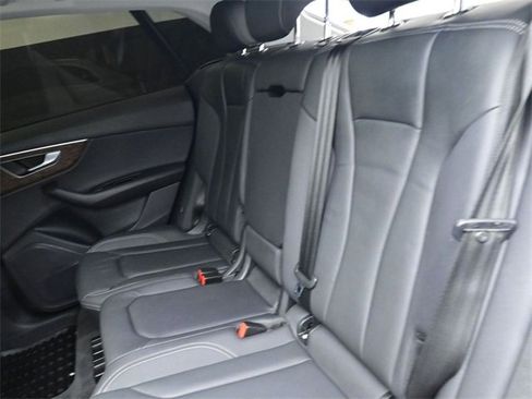 Used 2023 Audi Q8 Premium image 14