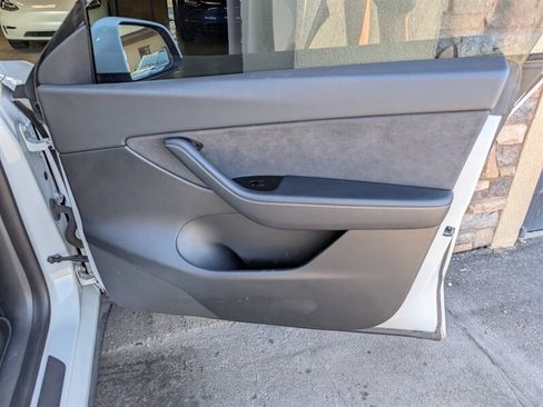 Used 2021 Tesla Model Y Long Range AWD/4WD image 29