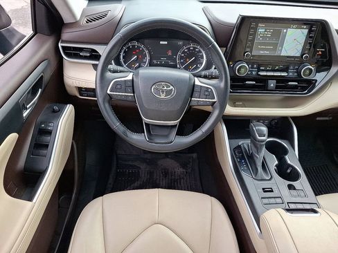 Used 2022 Toyota Highlander XLE image 12
