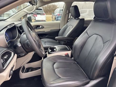 Used 2024 Chrysler Pacifica Touring-L image 11