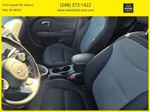 Used 2017 Kia Soul + image 10