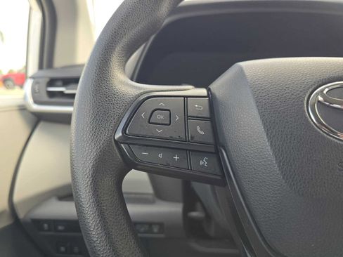 Used 2023 Toyota Sienna LE FWD image 32