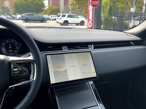 Used 2025 Land Rover Range Rover Evoque Dynamic SE image 6