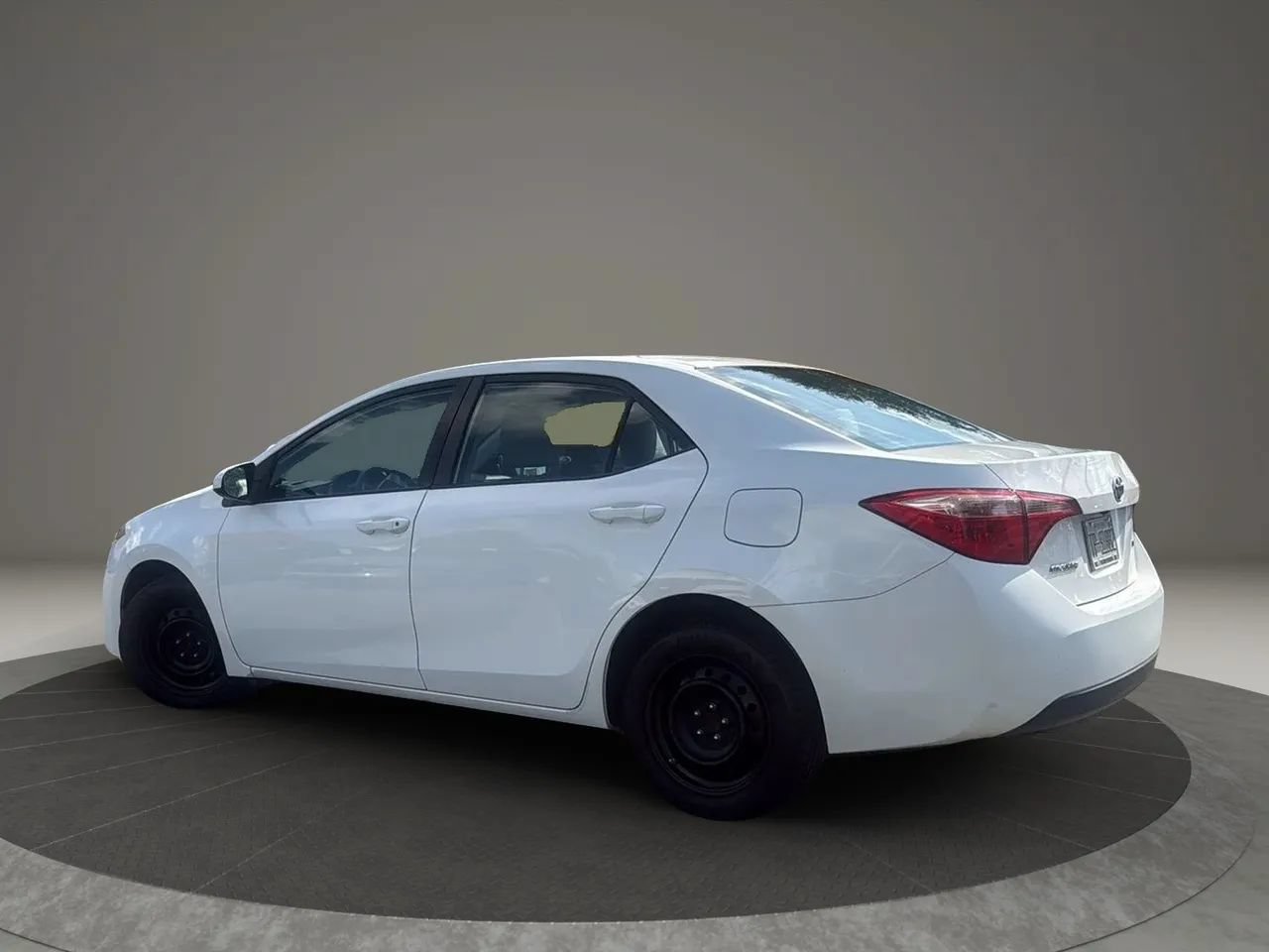 Used 2017 Toyota Corolla LE FWD image 4