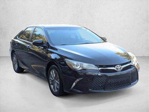 Used 2017 Toyota Camry SE image 3