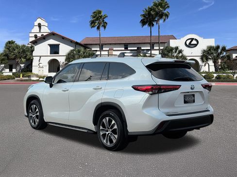 Used 2022 Toyota Highlander XLE FWD image 4
