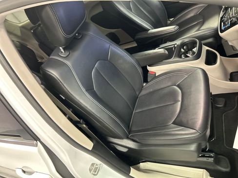 Used 2024 Chrysler Pacifica Touring-L FWD image 26