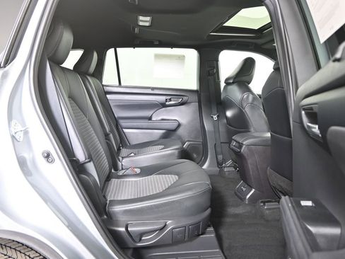 Used 2021 Toyota Highlander XSE image 16