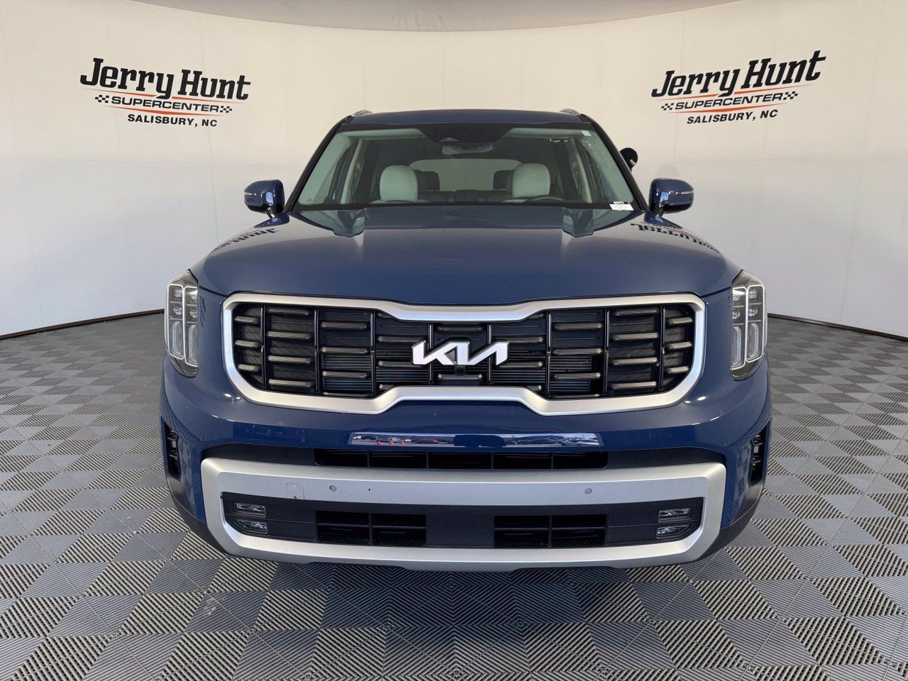 Used 2024 Kia Telluride SX w/ Towing Package FWD image 4