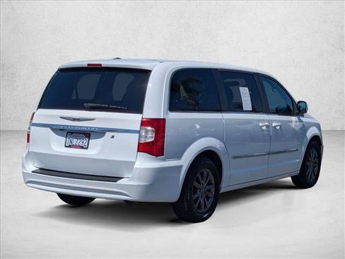Used 2015 Chrysler Town & Country S w/ Driver Convenience Group FWD image 5