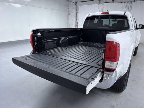 Used 2017 Toyota Tacoma SR5 w/ Tow Package AWD/4WD image 16