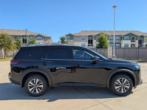 New 2025 Nissan Pathfinder SL image 3