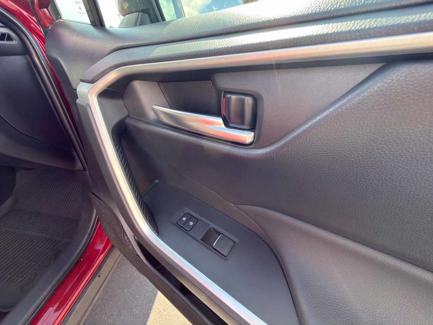 Used 2025 Toyota RAV4 XLE FWD image 38