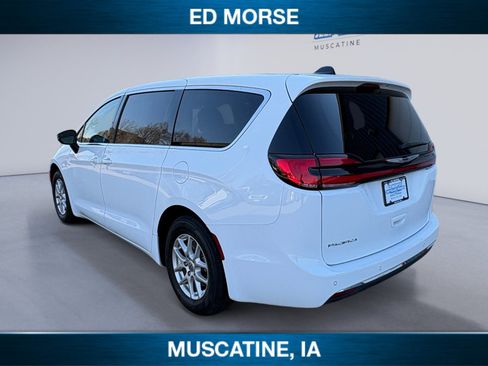 Used 2024 Chrysler Pacifica Touring-L FWD image 3