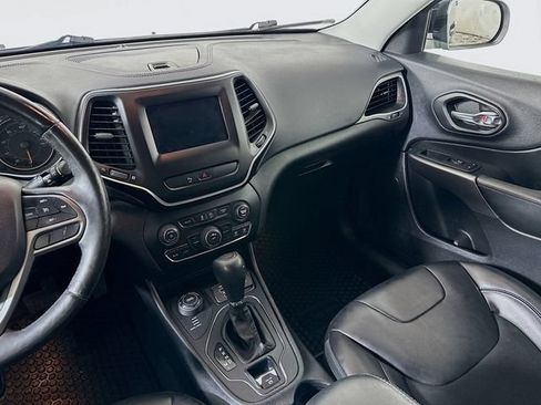 Used 2020 Jeep Cherokee Latitude Plus w/ Cold Weather Group AWD/4WD image 25