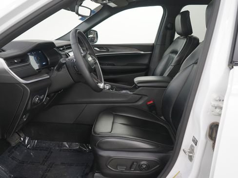 Used 2024 Jeep Grand Cherokee Limited image 21