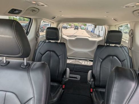 Used 2022 Chrysler Pacifica Touring-L FWD image 23