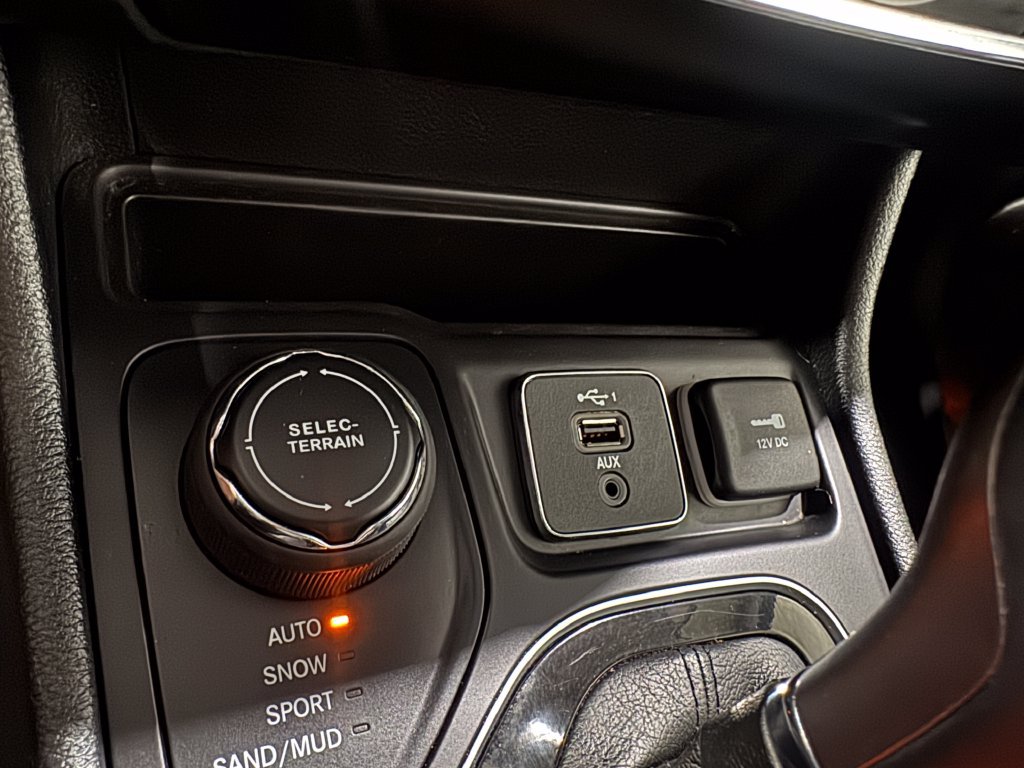 Used 2022 Jeep Cherokee Limited AWD/4WD image 37