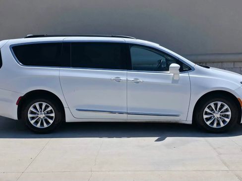 Used 2017 Chrysler Pacifica Touring-L FWD image 2