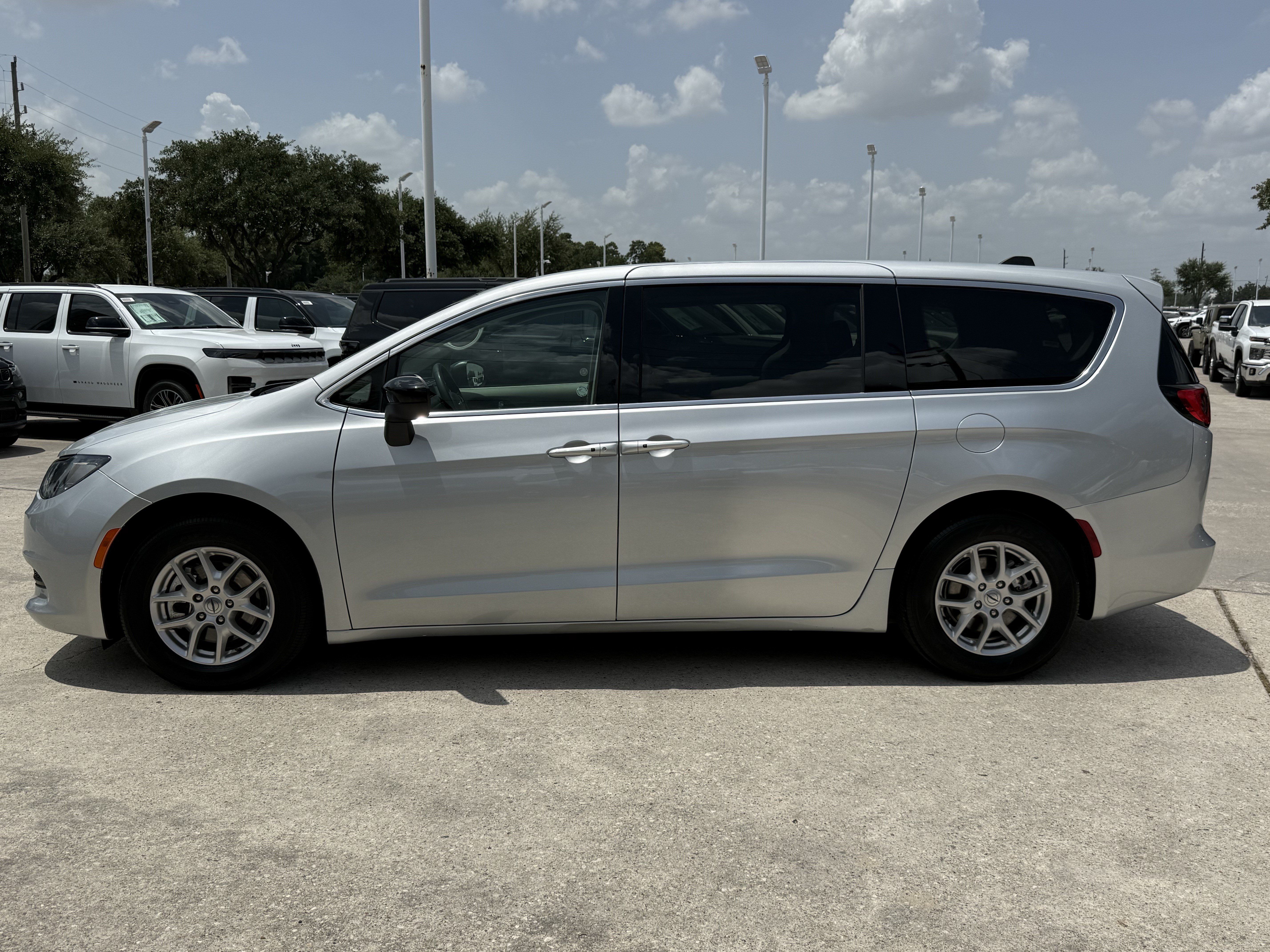 Used 2024 Chrysler Voyager LX FWD image 14