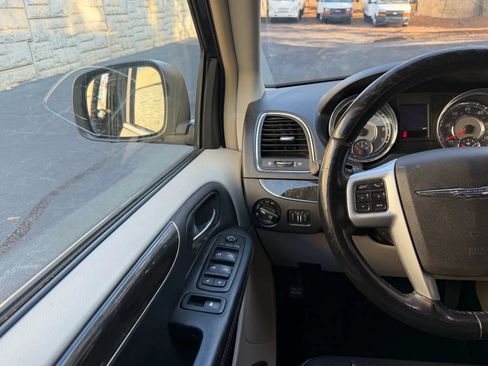 Used 2014 Chrysler Town & Country Touring FWD image 16