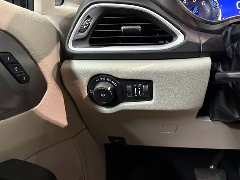 Used 2024 Chrysler Pacifica Touring-L FWD image 19