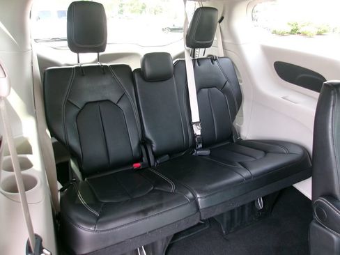 Certified 2024 Chrysler Pacifica Touring-L FWD image 10