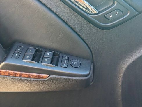 Used 2015 Chevrolet Suburban LTZ RWD image 7