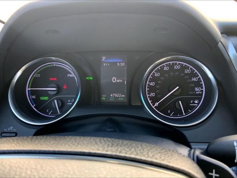 Used 2020 Toyota Camry SE w/ Sunroof Package FWD image 17