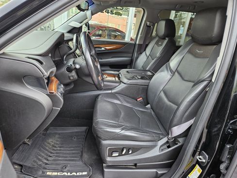 Used 2017 Cadillac Escalade ESV 4WD image 2