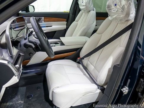 New 2026 Cadillac Vistiq Luxury w/ LPO, Floor Liner Package image 8