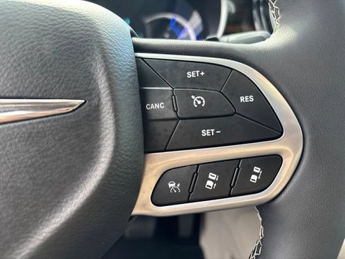 Used 2023 Chrysler Pacifica Limited w/ Uconnect Theater Family Group FWD image 17