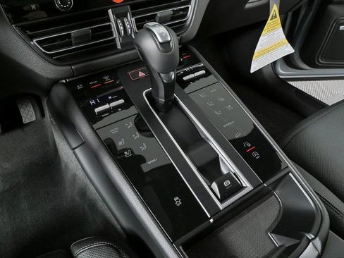 Used 2026 Porsche Macan AWD/4WD image 18
