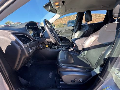 Used 2019 Jeep Cherokee Latitude Plus w/ Comfort/Convenience Group image 9