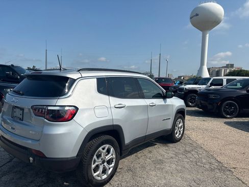 Used 2025 Jeep Compass Latitude w/ Convenience Group AWD/4WD image 6