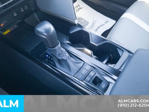 Used 2025 Toyota Camry SE image 27